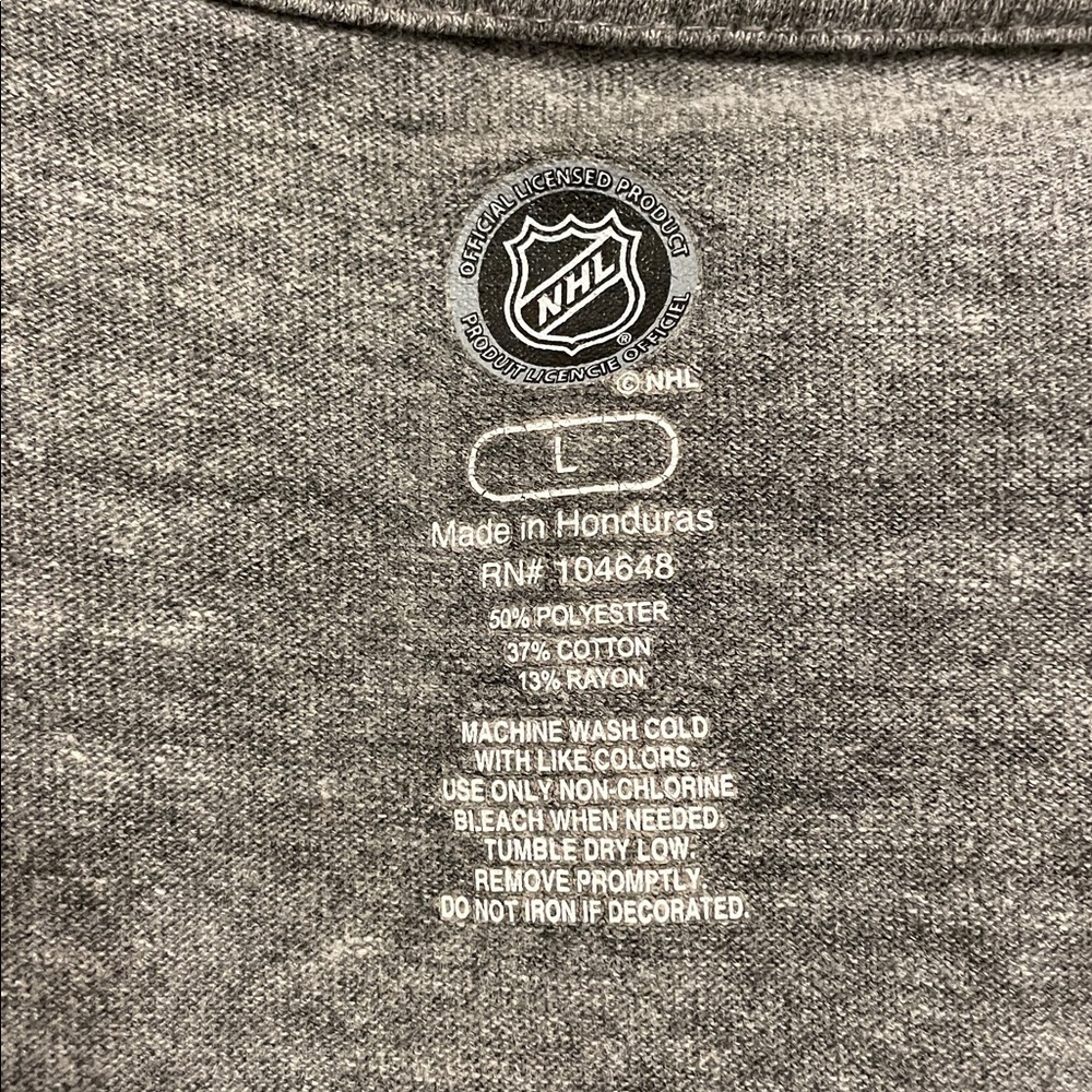 G7- NHL women’s Large Detroit Red Wings Gray V-Neck T-Shirt - Picture 3 of 3